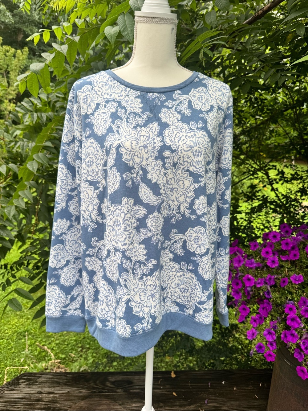 NWT Emily Daniels Blue Floral Pullover Sweatshirt XL Soft Fleece